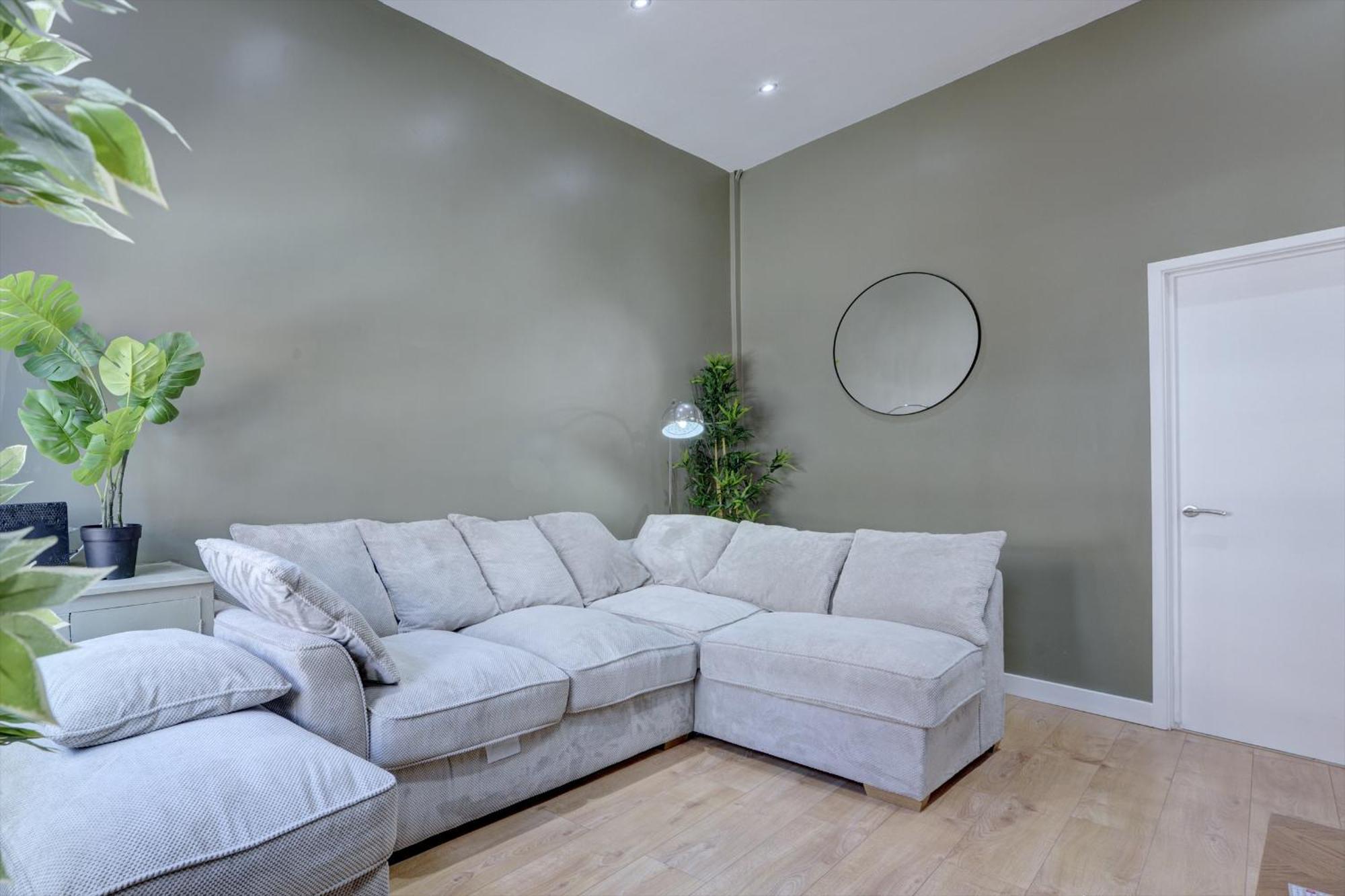 4 Bedrooms Homely House With Garden- Sleeps 9 Comfortably With 6 Comfortable Beds, Free Street Parking, Business Travellers, Contractors, & Holiday-Goers, Coventry, Near All Major Transport Links In Coventry And Motorway מראה חיצוני תמונה