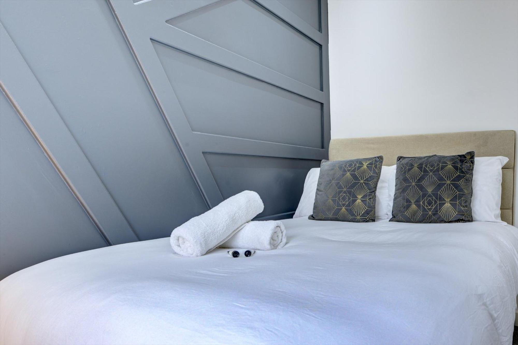 4 Bedrooms Homely House With Garden- Sleeps 9 Comfortably With 6 Comfortable Beds, Free Street Parking, Business Travellers, Contractors, & Holiday-Goers, Coventry, Near All Major Transport Links In Coventry And Motorway מראה חיצוני תמונה