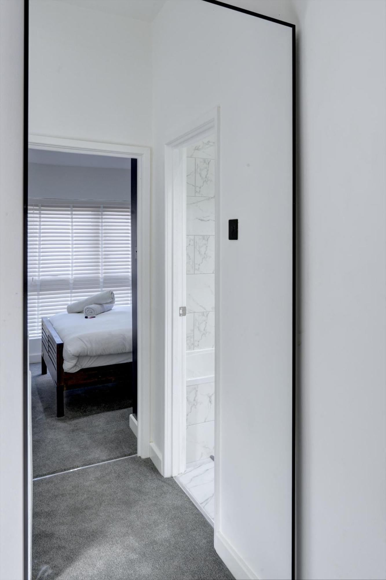 4 Bedrooms Homely House With Garden- Sleeps 9 Comfortably With 6 Comfortable Beds, Free Street Parking, Business Travellers, Contractors, & Holiday-Goers, Coventry, Near All Major Transport Links In Coventry And Motorway מראה חיצוני תמונה