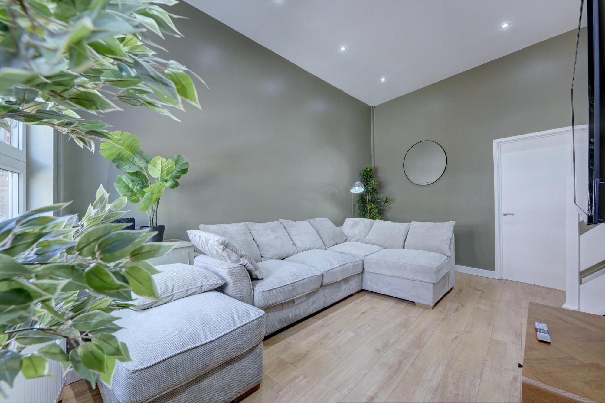 4 Bedrooms Homely House With Garden- Sleeps 9 Comfortably With 6 Comfortable Beds, Free Street Parking, Business Travellers, Contractors, & Holiday-Goers, Coventry, Near All Major Transport Links In Coventry And Motorway מראה חיצוני תמונה