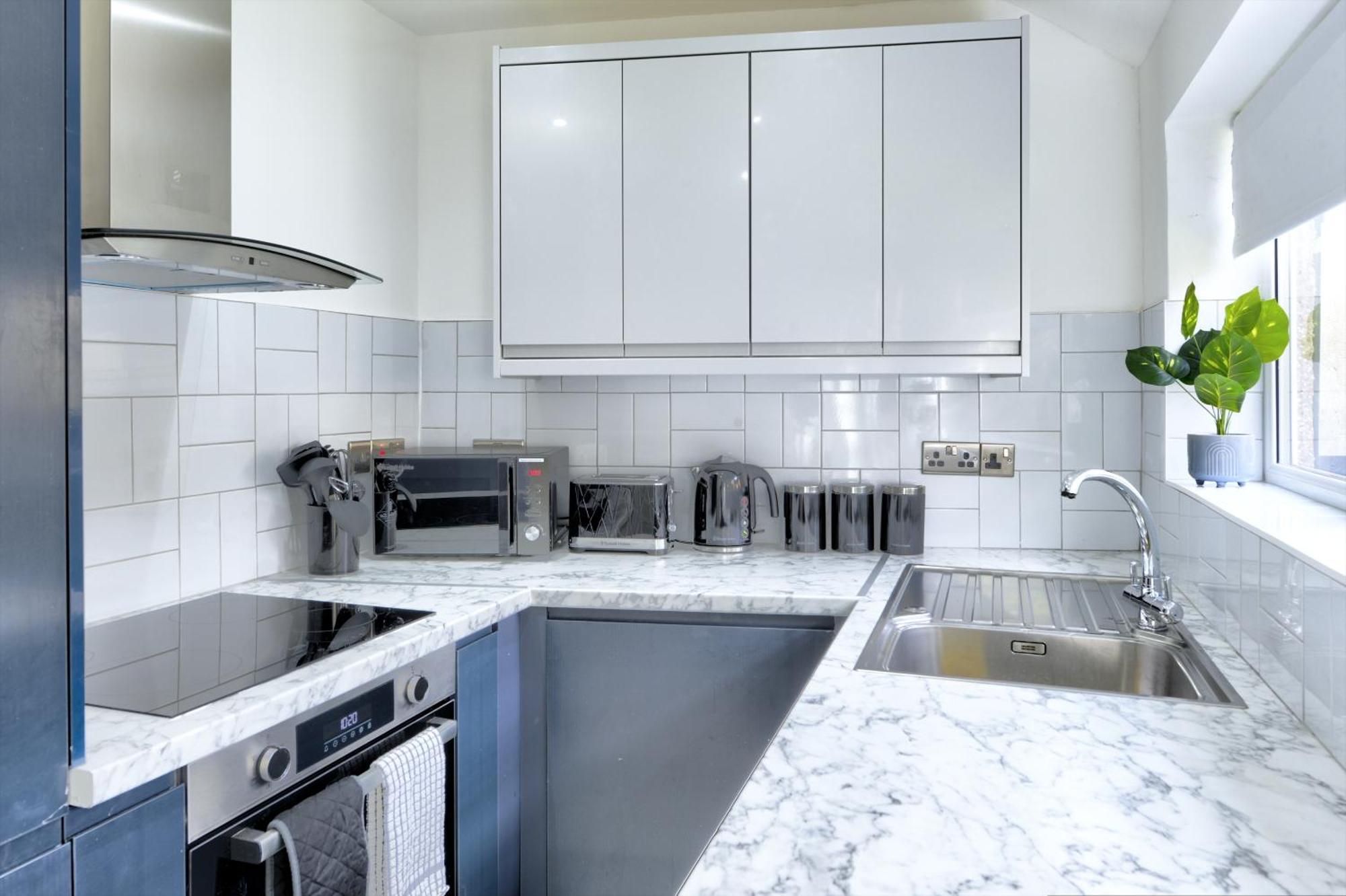 4 Bedrooms Homely House With Garden- Sleeps 9 Comfortably With 6 Comfortable Beds, Free Street Parking, Business Travellers, Contractors, & Holiday-Goers, Coventry, Near All Major Transport Links In Coventry And Motorway מראה חיצוני תמונה