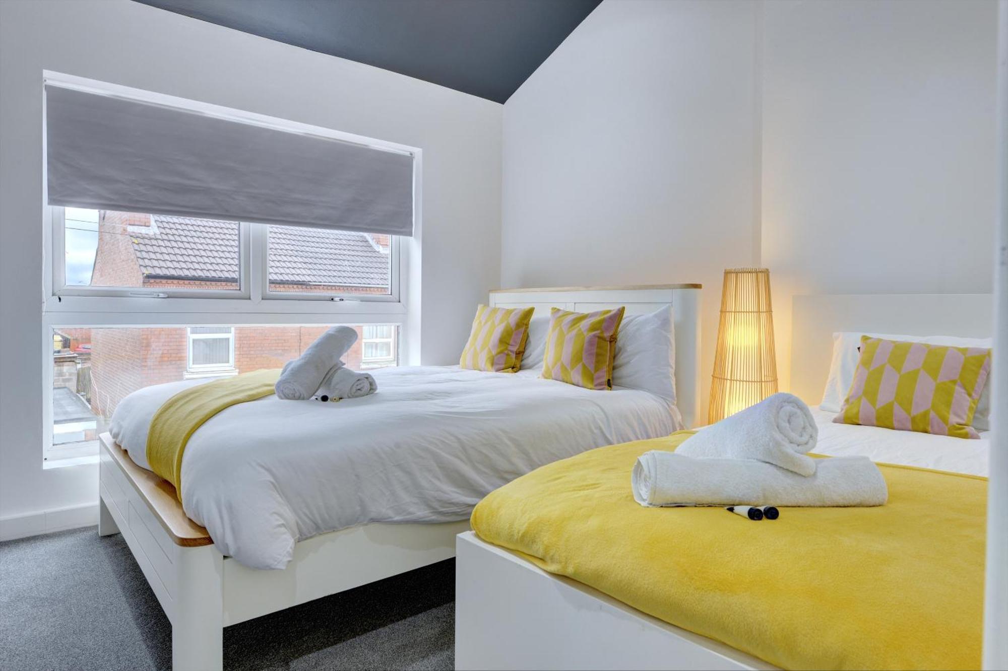 4 Bedrooms Homely House With Garden- Sleeps 9 Comfortably With 6 Comfortable Beds, Free Street Parking, Business Travellers, Contractors, & Holiday-Goers, Coventry, Near All Major Transport Links In Coventry And Motorway מראה חיצוני תמונה
