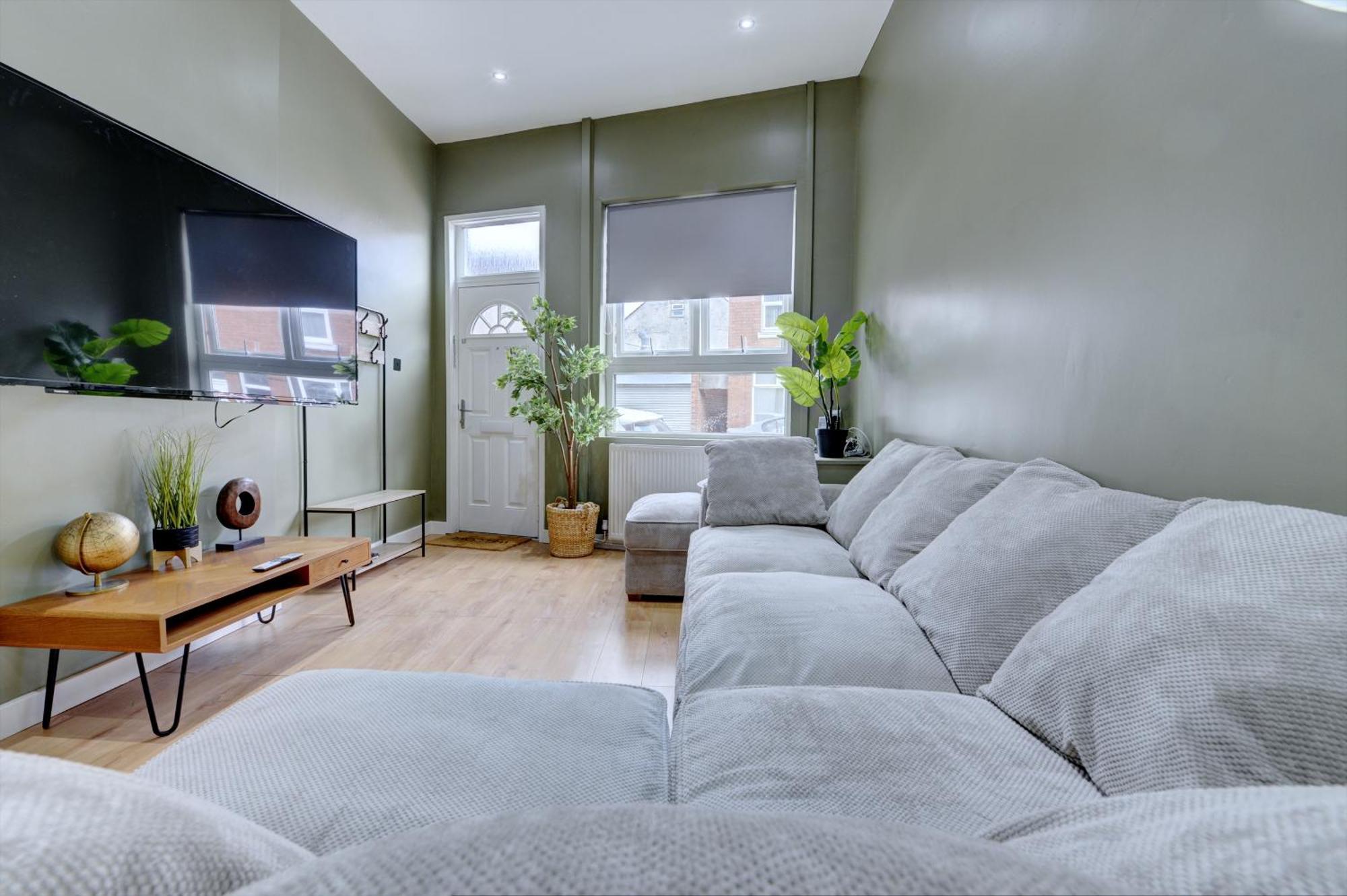4 Bedrooms Homely House With Garden- Sleeps 9 Comfortably With 6 Comfortable Beds, Free Street Parking, Business Travellers, Contractors, & Holiday-Goers, Coventry, Near All Major Transport Links In Coventry And Motorway מראה חיצוני תמונה