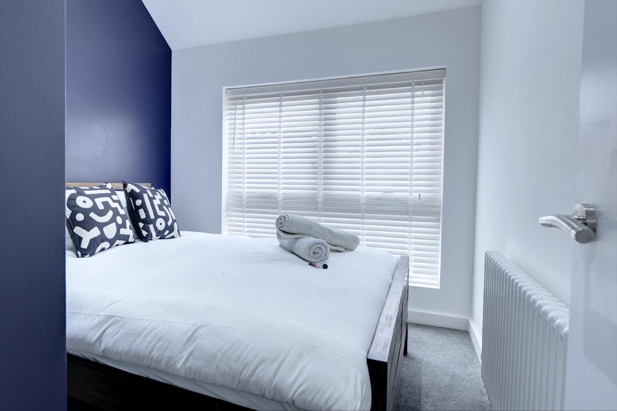 4 Bedrooms Homely House With Garden- Sleeps 9 Comfortably With 6 Comfortable Beds, Free Street Parking, Business Travellers, Contractors, & Holiday-Goers, Coventry, Near All Major Transport Links In Coventry And Motorway מראה חיצוני תמונה