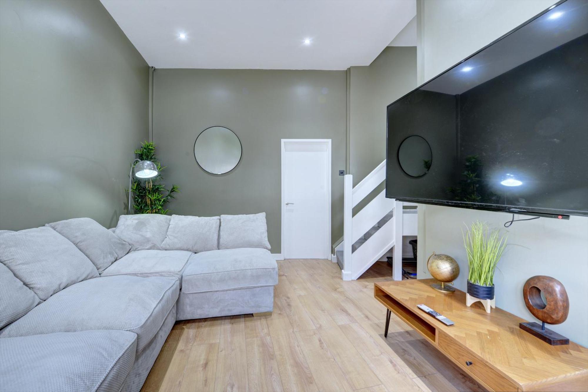 4 Bedrooms Homely House With Garden- Sleeps 9 Comfortably With 6 Comfortable Beds, Free Street Parking, Business Travellers, Contractors, & Holiday-Goers, Coventry, Near All Major Transport Links In Coventry And Motorway מראה חיצוני תמונה