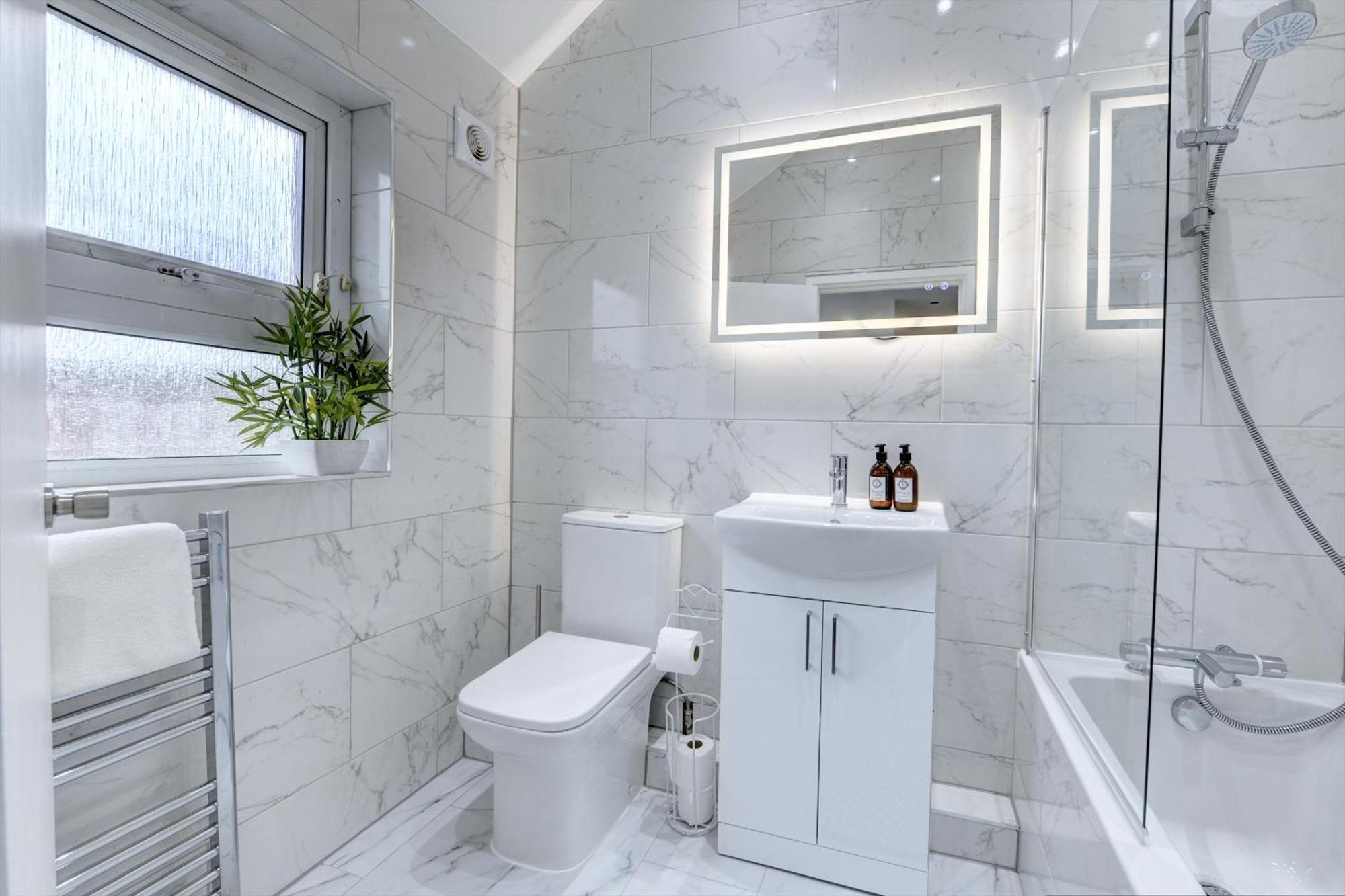4 Bedrooms Homely House With Garden- Sleeps 9 Comfortably With 6 Comfortable Beds, Free Street Parking, Business Travellers, Contractors, & Holiday-Goers, Coventry, Near All Major Transport Links In Coventry And Motorway מראה חיצוני תמונה