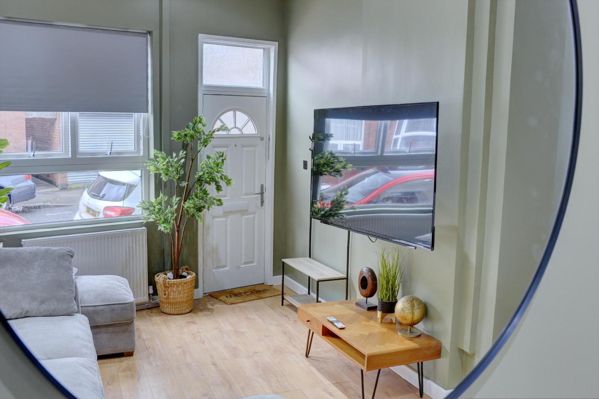 4 Bedrooms Homely House With Garden- Sleeps 9 Comfortably With 6 Comfortable Beds, Free Street Parking, Business Travellers, Contractors, & Holiday-Goers, Coventry, Near All Major Transport Links In Coventry And Motorway מראה חיצוני תמונה