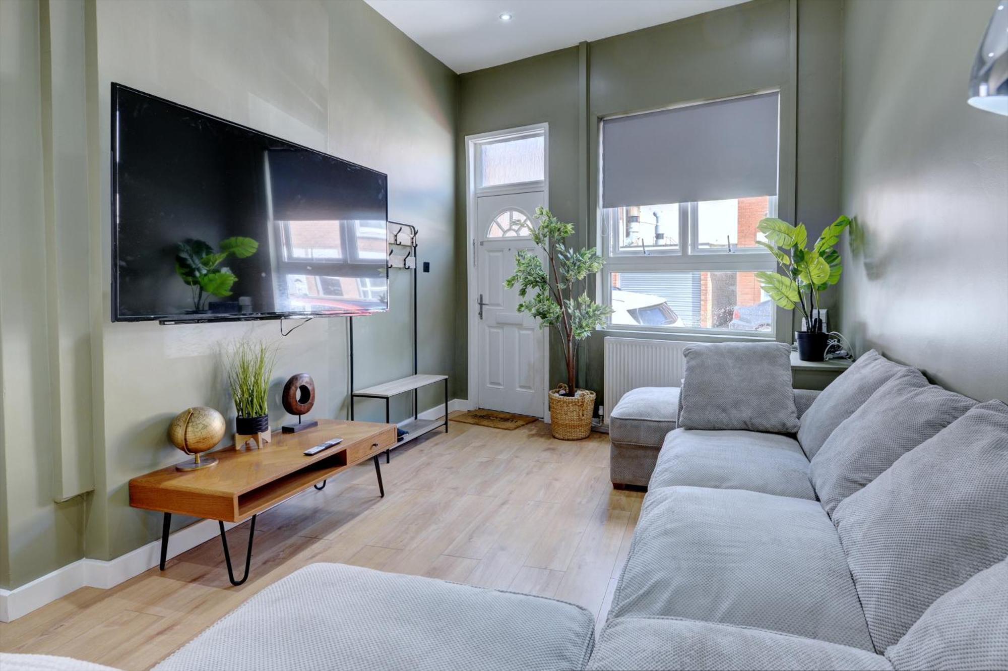 4 Bedrooms Homely House With Garden- Sleeps 9 Comfortably With 6 Comfortable Beds, Free Street Parking, Business Travellers, Contractors, & Holiday-Goers, Coventry, Near All Major Transport Links In Coventry And Motorway מראה חיצוני תמונה