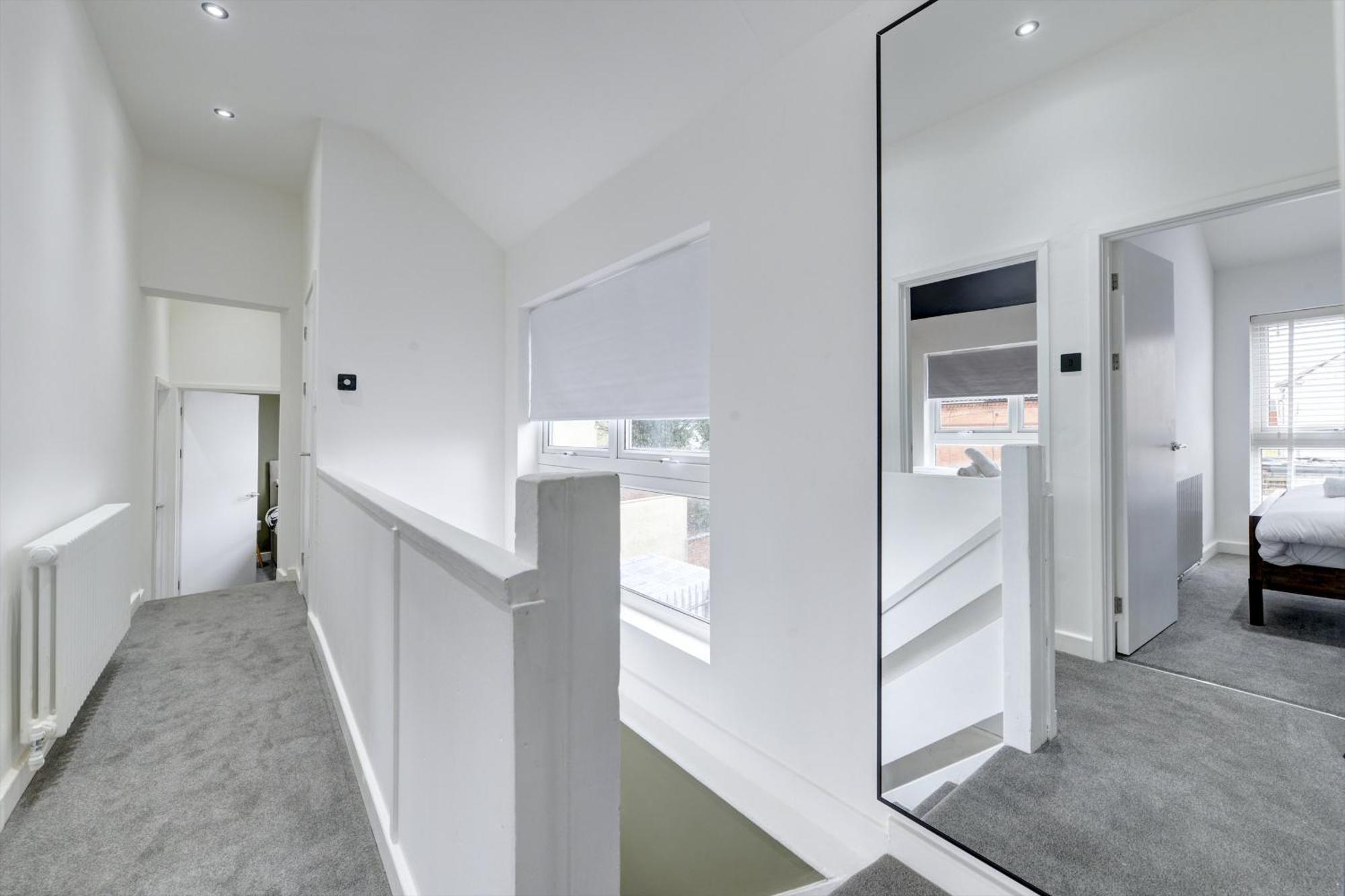 4 Bedrooms Homely House With Garden- Sleeps 9 Comfortably With 6 Comfortable Beds, Free Street Parking, Business Travellers, Contractors, & Holiday-Goers, Coventry, Near All Major Transport Links In Coventry And Motorway מראה חיצוני תמונה