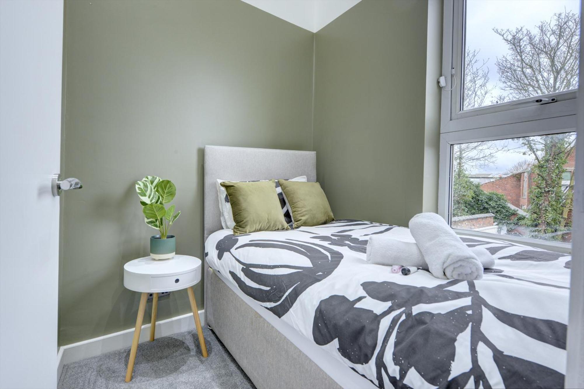 4 Bedrooms Homely House With Garden- Sleeps 9 Comfortably With 6 Comfortable Beds, Free Street Parking, Business Travellers, Contractors, & Holiday-Goers, Coventry, Near All Major Transport Links In Coventry And Motorway מראה חיצוני תמונה