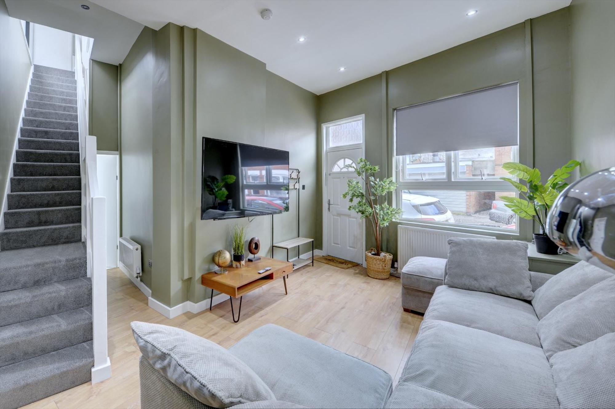 4 Bedrooms Homely House With Garden- Sleeps 9 Comfortably With 6 Comfortable Beds, Free Street Parking, Business Travellers, Contractors, & Holiday-Goers, Coventry, Near All Major Transport Links In Coventry And Motorway מראה חיצוני תמונה